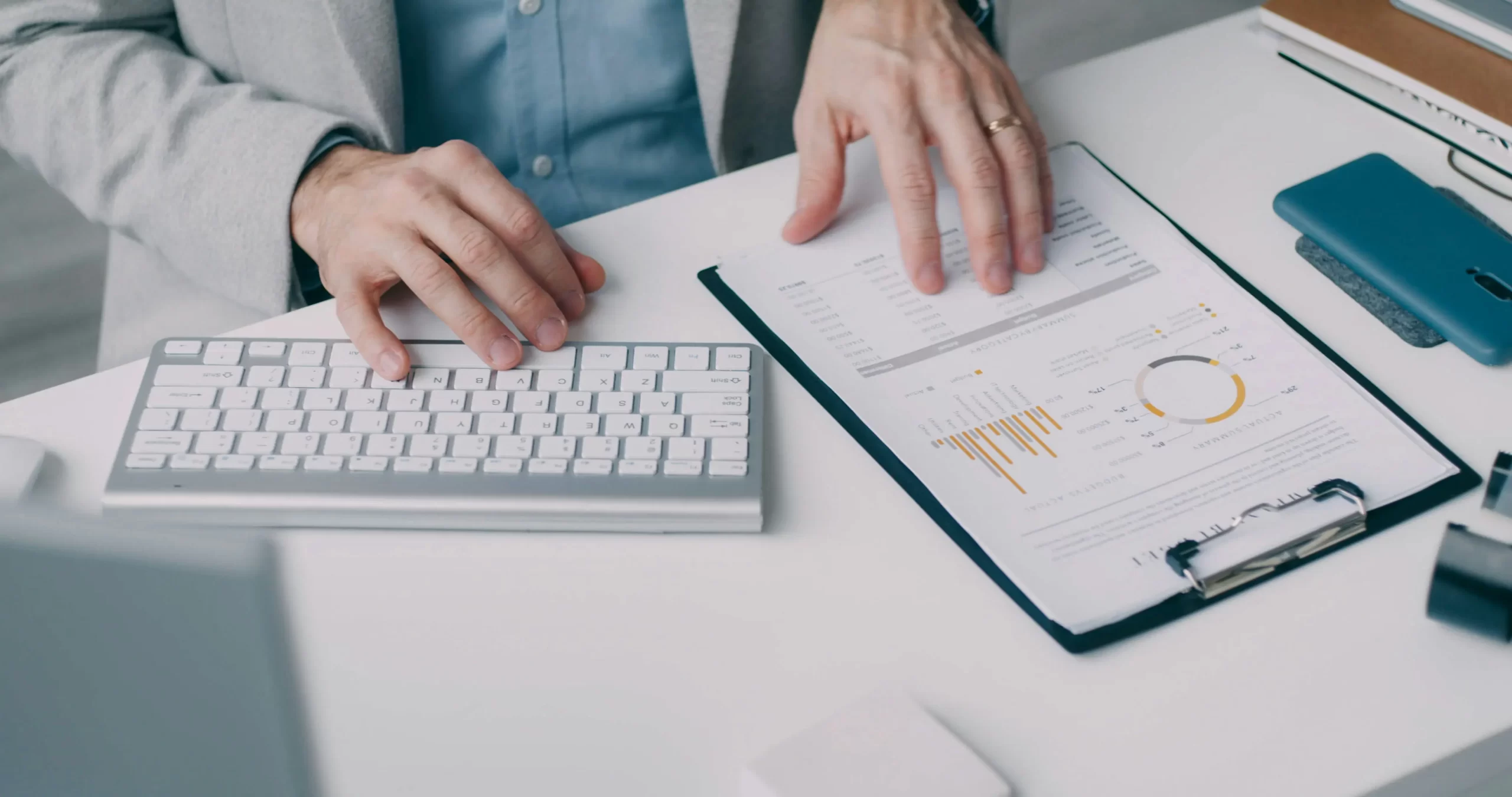 Farmacéutico revisando gráficas de crecimiento y datos del plan de marketing de la farmacia.