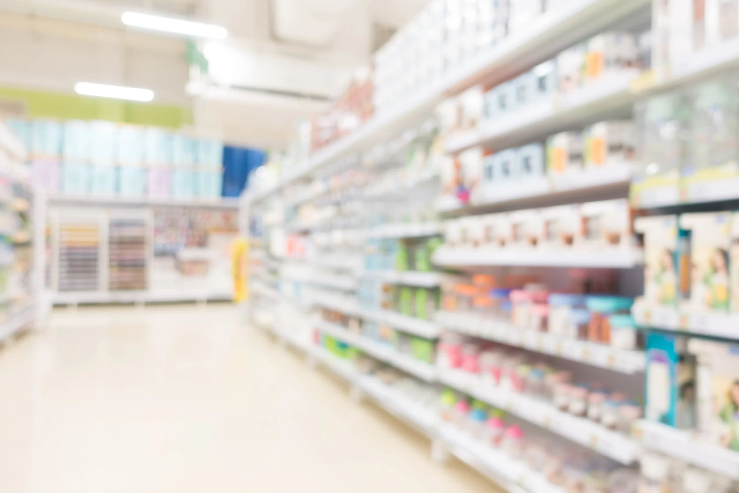 Escaparate de farmacia limpio y organizado con cartelería clara y profesional como estrategia para publicidad en punto de venta.
