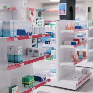 Surtido de productos de una farmacia distribuido en diferentes categorías y lineales.