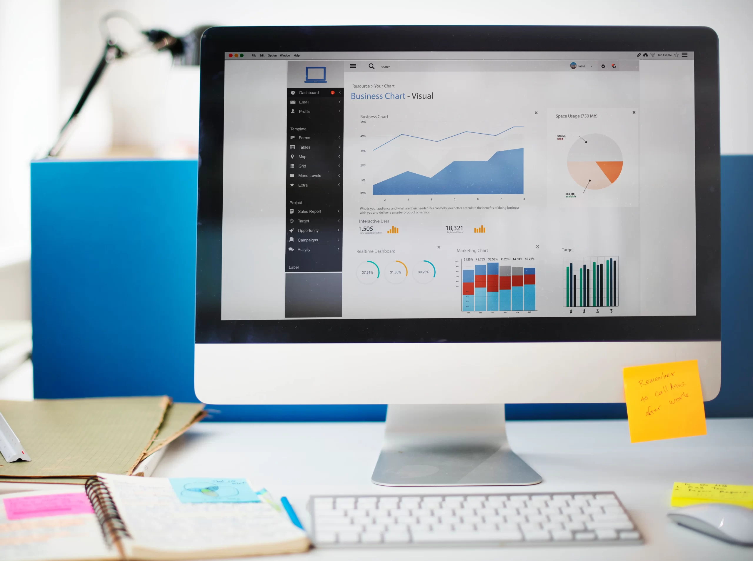 Ordenador portátil sobre una mesa de trabajo limpia con gráficos, cuaderno y elementos que sugieren una estrategia de email marketing para farmacias.