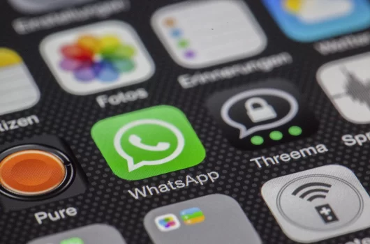 WhatsApp Business ofrece funciones como mensajes de bienvenida, respuestas rápidas y etiquetas que pueden ayudarte a organizar las conversaciones.