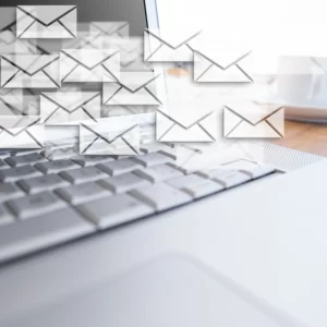 Las campañas de email marketing permiten fidelizar clientes y mantener una base de datos sin depender únicamente de las redes sociales.